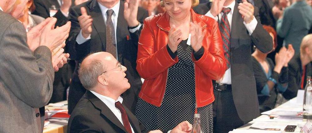 Abschied und Neubeginn. Die neuen Parteivorsitzenden Gesine Lötzsch und Klaus Ernst und ihr scheidender Vorgänger Oskar Lafontaine applaudieren ihrem bleibenden Bundestags-Fraktionschef Gregor Gysi nach seiner Parteitagsrede.