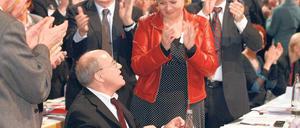 Abschied und Neubeginn. Die neuen Parteivorsitzenden Gesine Lötzsch und Klaus Ernst und ihr scheidender Vorgänger Oskar Lafontaine applaudieren ihrem bleibenden Bundestags-Fraktionschef Gregor Gysi nach seiner Parteitagsrede. 