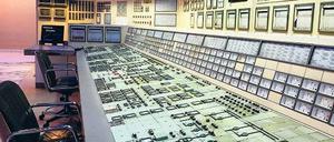 Wer soll das bedienen? Viele Unternehmen brauchen nicht nur zur Steuerung komplizierter Maschinen (hier der Leitstand eines Elektrizitätswerks) speziell ausgebildete Facharbeiter. Von denen aber gibt es zunehmend weniger, weil die Bevölkerung schrumpft. 