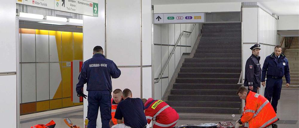 Sanitäter versorgen das Opfer. Doch die Hilfe kommt zu spät.