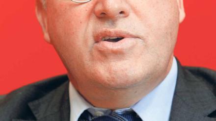 Gregor Gysi ist seit 2005 Vorsitzender der Linksfraktion im Bundestag. Zuvor war der 62-Jährige zwischen 1990 und 1998 Chef der Bundestagsgruppe der PDS und von 1998 bis 2000 der Bundestagsfraktion der Partei gewesen. Zwischen 1989 und 1993 hatte er das Amt des Vorsitzenden der SED-PDS beziehungsweise PDS inne. Foto: ddp