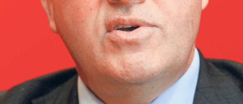 Gregor Gysi ist seit 2005 Vorsitzender der Linksfraktion im Bundestag. Zuvor war der 62-Jährige zwischen 1990 und 1998 Chef der Bundestagsgruppe der PDS und von 1998 bis 2000 der Bundestagsfraktion der Partei gewesen. Zwischen 1989 und 1993 hatte er das Amt des Vorsitzenden der SED-PDS beziehungsweise PDS inne. Foto: ddp