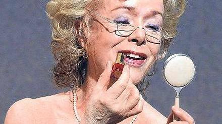 Glückliche Tage. Jutta Lampe 2002 in einer Beckett-Inszenierung. Foto: dpa
