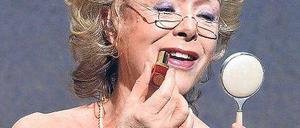 Glückliche Tage. Jutta Lampe 2002 in einer Beckett-Inszenierung. Foto: dpa