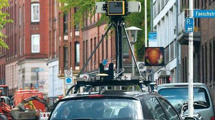 Bitte lächeln. Google Street View fährt durch die Städte Deutschlands, nimmt mit Kameras 360-Grad-Panoramabilder auf – und hat „aus Versehen“ private Mails erfasst. Foto: dpa
