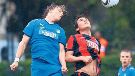 Kampf im Regen. Herthas Scheffler (r.) im Duell mit Hoffenheims Neupert. Foto: dpa