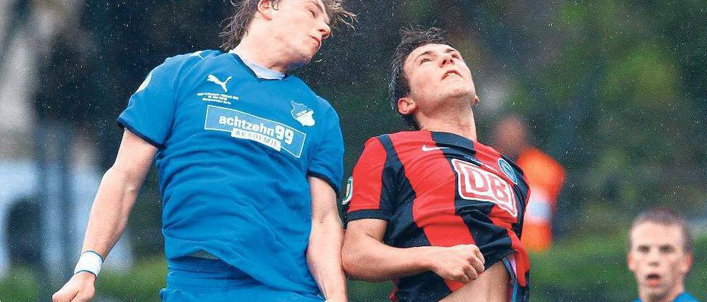 Kampf im Regen. Herthas Scheffler (r.) im Duell mit Hoffenheims Neupert. Foto: dpa