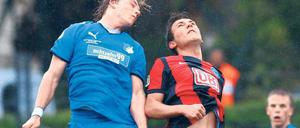 Kampf im Regen. Herthas Scheffler (r.) im Duell mit Hoffenheims Neupert. Foto: dpa