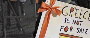 Greece is not for Sale: Die Bürger gehen für Griechenland auf die Straße - und auch der Premier kämpft um den Ruf seines Landes.