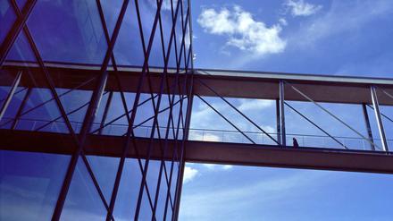 Elegant. Die verglaste Spreebrücke verbindet das Paul-Löbe-Haus und das Marie-Elisabeth-Lüders-Haus im Regierungsviertel.