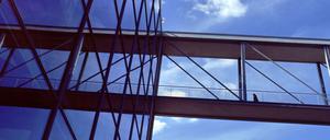 Elegant. Die verglaste Spreebrücke verbindet das Paul-Löbe-Haus und das Marie-Elisabeth-Lüders-Haus im Regierungsviertel.