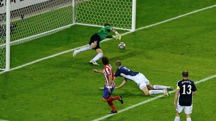 Gleich schlägt's ein: Diego Forlan erzielt kurz vor Ende der Verlängerung das Siegtor für Atletico.