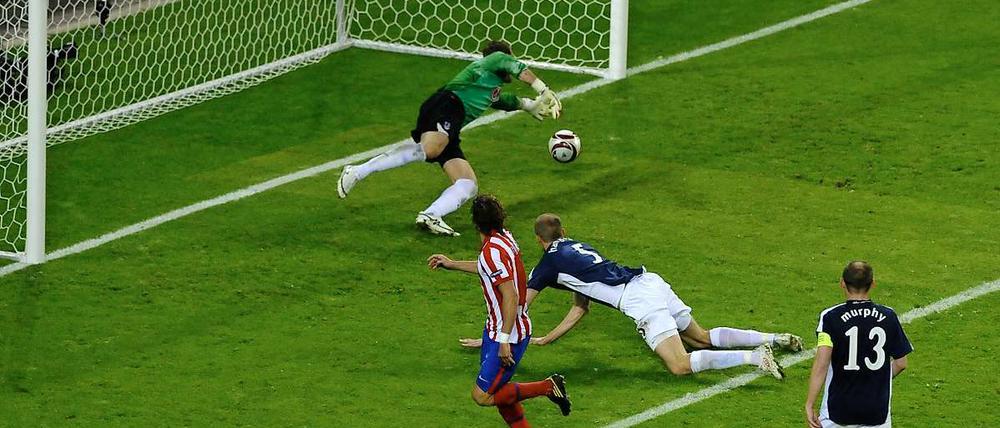 Gleich schlägt's ein: Diego Forlan erzielt kurz vor Ende der Verlängerung das Siegtor für Atletico.
