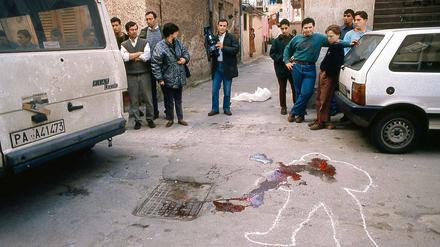 Am helllichten Tag. Noch immer mordet die Mafia in Sizilien. Aber ihre Hauptgeschäfte macht sie heute mit Wirtschaftsbetrug, Waffen- und Drogenhandel.