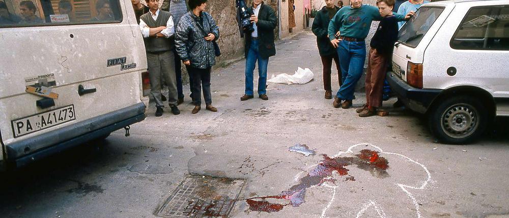 Am helllichten Tag. Noch immer mordet die Mafia in Sizilien. Aber ihre Hauptgeschäfte macht sie heute mit Wirtschaftsbetrug, Waffen- und Drogenhandel.