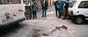 Am helllichten Tag. Noch immer mordet die Mafia in Sizilien. Aber ihre Hauptgeschäfte macht sie heute mit Wirtschaftsbetrug, Waffen- und Drogenhandel.