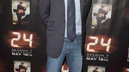 Kiefer Sutherland, geboren 1966 in London als Sohn des Schauspielers Donald Sutherland, spielt mit der Rolle des Agenten Jack Bauer die Rolle seines Lebens. Sutherland ist derart mit „24“ verwachsen, dass er Co- Produzent der preisgekrönten US-Serie geworden ist – was seine Einflussnahme entscheidend erweitert hat. Sutherland, früher der junge Wilde in Kino („The Lost Boys“) und TV, besitzt mittlerweile eine eigene Filmfirma und führt Regie. Am 24. Mai wird der US-Sender Fox die finale Episode der achten Staffel zeigen. In Deutschland läuft „24“ aktuell in den Pay-TV-Programmen Sky Cinema und Sky Cinema HD. Im frei empfangbaren Fernsehen will Kabel Eins „24“ im Herbst zeigen.