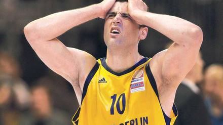 War das Alba Berlin? Blagota Sekulic fragt sich, wo die Form der Berliner Basketballer geblieben ist. Foto: Camera4