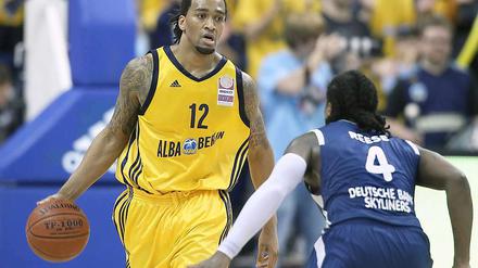 Berlins Rashad Wright (l) spielt gegen Frankfurts Aubrey Reese. Das Spiel endete 87:76 nach Verlängerung.