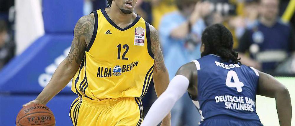 Berlins Rashad Wright (l) spielt gegen Frankfurts Aubrey Reese. Das Spiel endete 87:76 nach Verlängerung. 