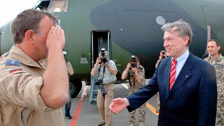 Bundespräsident Horst Köhler (r) begrüßt auf dem strategischen Lufttransportstützpunkt in Termes in Usbekistan die Besatzung eines Transportflugzeuges vom Typ Transall. Das deutsche Staatsoberhaupt besucht nach einem fünftägigen Besuch in China die Soldaten der Bundeswehr in Afghanistan.