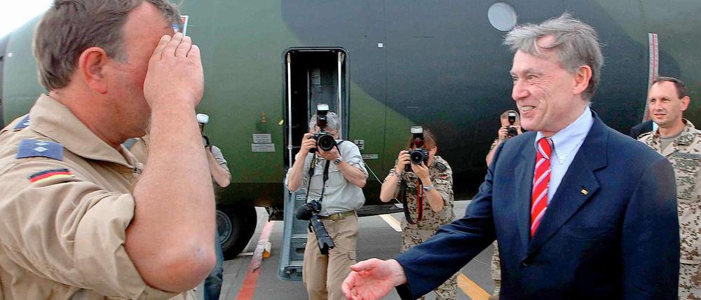 Bundespräsident Horst Köhler (r) begrüßt auf dem strategischen Lufttransportstützpunkt in Termes in Usbekistan die Besatzung eines Transportflugzeuges vom Typ Transall. Das deutsche Staatsoberhaupt besucht nach einem fünftägigen Besuch in China die Soldaten der Bundeswehr in Afghanistan.