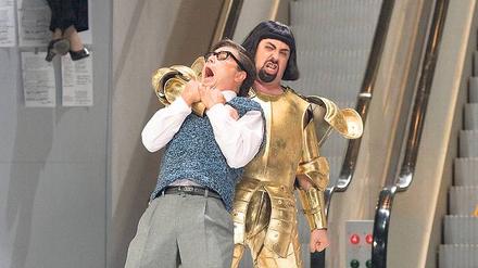 Stütze des Ensembles. Bariton Markus Brück als goldener Ritter in Zemlinskys „Traumgörge“ an der Deutschen Oper Berlin. Foto: David Baltzer