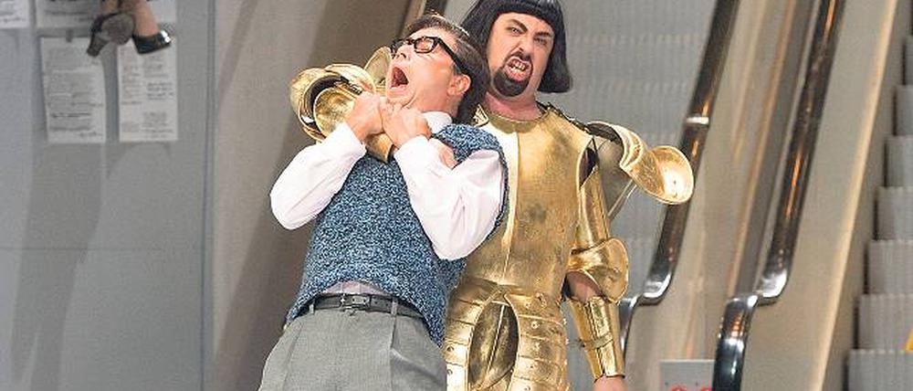 Stütze des Ensembles. Bariton Markus Brück als goldener Ritter in Zemlinskys „Traumgörge“ an der Deutschen Oper Berlin. Foto: David Baltzer