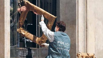 Was von den Bildern übrig blieb. Beamte der Pariser Polizei sichern am Donnerstag die Rahmen im Museum für Moderne Kunst. 