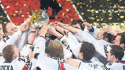 Ein Pokal, viele Hände. Das tschechische Nationalteam bejubelt den überraschenden Sieg gegen den WM-Favoriten aus Russland. Foto: dpa