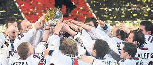Ein Pokal, viele Hände. Das tschechische Nationalteam bejubelt den überraschenden Sieg gegen den WM-Favoriten aus Russland. Foto: dpa