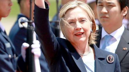 In heikler Mission. US-Außenministerin Hillary Clinton kommt am Flughafen von Seoul an.
