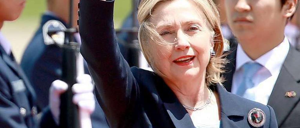 In heikler Mission. US-Außenministerin Hillary Clinton kommt am Flughafen von Seoul an.