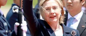 In heikler Mission. US-Außenministerin Hillary Clinton kommt am Flughafen von Seoul an.