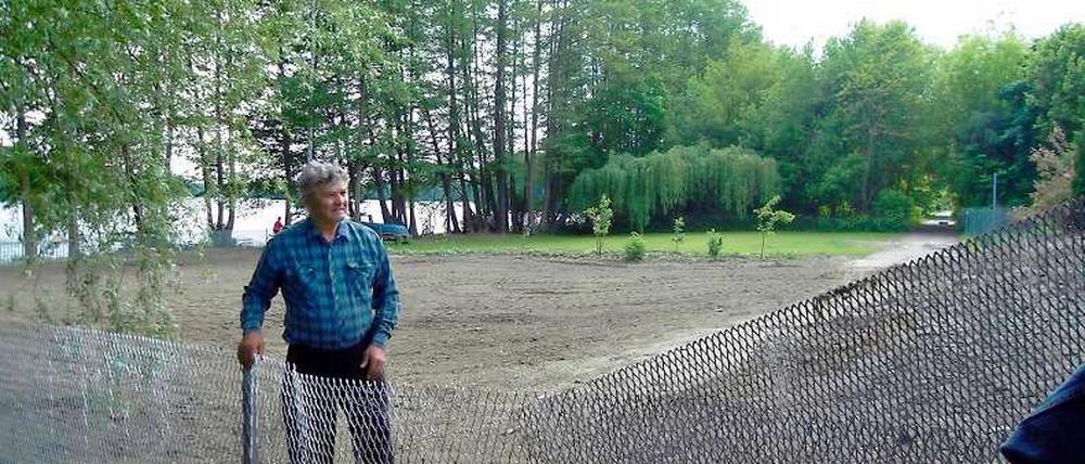 Mit etlichen Metern des alten DDR-Grenzzauns hat Johann Huber an seinem Grundstück den Uferweg am Groß Glienicker See gesperrt.