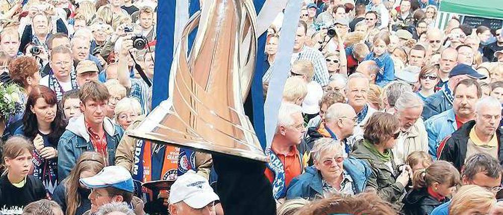 So sehen Siegerinnen aus. Potsdam empfing am Montag die Spielerinnen von Turbine Potsdam, die in der vergangenen Woche die Champions League gewannen. Stolz präsentieren Monique Kerschowski (l.) und Anna Felicitas Sarholz den Pokal. Foto: Thomas Peter/Reuter
