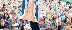 So sehen Siegerinnen aus. Potsdam empfing am Montag die Spielerinnen von Turbine Potsdam, die in der vergangenen Woche die Champions League gewannen. Stolz präsentieren Monique Kerschowski (l.) und Anna Felicitas Sarholz den Pokal. Foto: Thomas Peter/Reuter