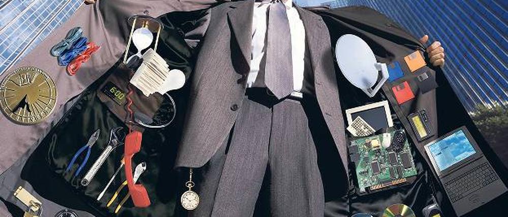 Er kennt sein Sortiment. Doch nicht nur mit Produkten, auch mit Kunden müssen gute Verkäufer umgehen können. Foto: mauritius images