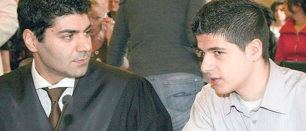Gespräch vor der Verhandlung. Der Gymnasiast Yunus M. beriet sich zu Beginn der Berufungsverhandlung im Oberverwaltungsgericht mit seinem Anwalt Bülent Yasar. Nach dem Urteil wird der Jugendliche nun nicht an seiner Schule beten dürfen. Foto: dpa/Stephanie Pilick