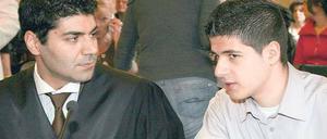Gespräch vor der Verhandlung. Der Gymnasiast Yunus M. beriet sich zu Beginn der Berufungsverhandlung im Oberverwaltungsgericht mit seinem Anwalt Bülent Yasar. Nach dem Urteil wird der Jugendliche nun nicht an seiner Schule beten dürfen. Foto: dpa/Stephanie Pilick