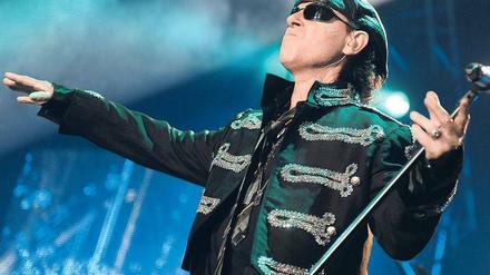 Sendet mir einen Engel. Scorpions-Sänger Klaus Meine in der O2-World in typischer Rock-Heilsbringer-Pose. Foto: B. Pedersen/dpa-bildfunk