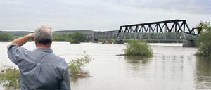 Erste Entwarnung. Die höchste Alarmstufe ist aufgehoben, doch der Druck auf die Deiche – hier bei Bienenwerder im Märkisch-Oderland – bleibt hoch.