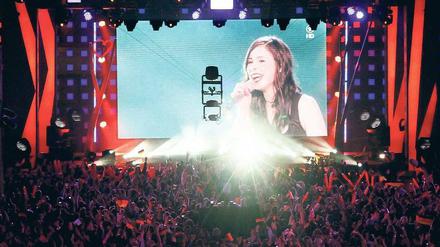 Endspielstimmung auf der Reeperbahn. Die 37 000 ESC-Fans, die am Samstagabend den Sieg von Lena mit ihrem Song „Satellite“ in Hamburg feierten, werden – wie beim Public Viewing üblich – in der Quotenmessung nicht einmal erfasst. Foto: ddp