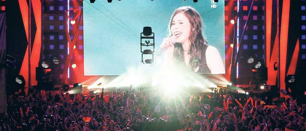 Endspielstimmung auf der Reeperbahn. Die 37 000 ESC-Fans, die am Samstagabend den Sieg von Lena mit ihrem Song „Satellite“ in Hamburg feierten, werden – wie beim Public Viewing üblich – in der Quotenmessung nicht einmal erfasst. Foto: ddp