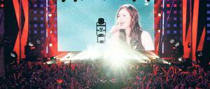 Endspielstimmung auf der Reeperbahn. Die 37 000 ESC-Fans, die am Samstagabend den Sieg von Lena mit ihrem Song „Satellite“ in Hamburg feierten, werden – wie beim Public Viewing üblich – in der Quotenmessung nicht einmal erfasst. Foto: ddp