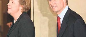 Nah dran ist Regierungssprecher Ulrich Wilhelm an Bundeskanzlerin Angela Merkel. Doch jetzt muss Merkel einen Nachfolger für ihn finden. Foto: ddp