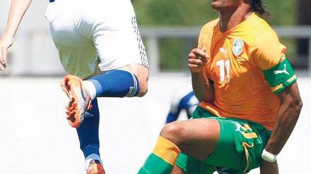 Verhängnisvoller Zusammenstoß. Drogba (rechts) prallt gegen Tulio. Foto: dpa
