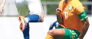 Verhängnisvoller Zusammenstoß. Drogba (rechts) prallt gegen Tulio. Foto: dpa