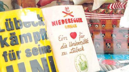 Soli-Marzipan. Niederegger stellte eine 1500 Gramm schwere Torte her. Foto: dpa