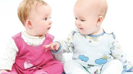 Kulturell geprägt. Babys sind Einflüssen einer Welt ausgesetzt, die gar nicht anders kann, als auf ihre Lebensäußerungen zu reagieren. Die Hirnentwicklung und damit das Verhalten der Kinder wiederum wird von den Rollenklischees der Großen beeinflusst. 